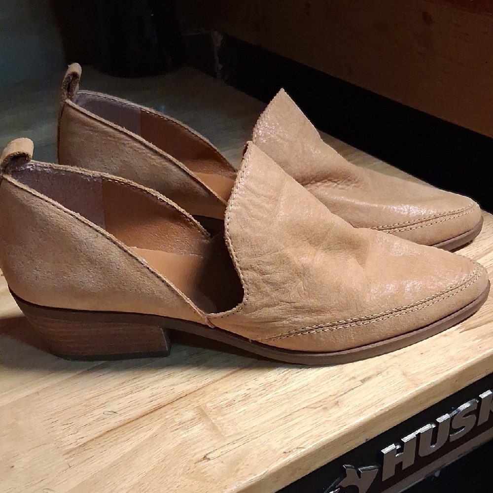 Lucky Brand Butter Soft Leather Pointed Toe Slip On Heels Tan 8.5